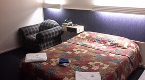 Standard Room, Non Smoking (Rear Queen and/or Single) | Seterika/papan seterika, Wi-fi percuma, cadar katil 