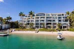 Three Bedroom Two Bathroom Ground Floor Apartment with River View | Living area