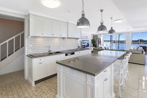 Refrigerador con freezer, microondas, placa de cocina, lavavajillas