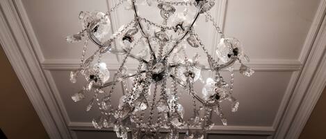 Un candelabro con múltiples brazos y adornos de cristal.