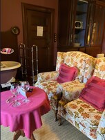 Decoración personalizada, muebles diferentes y wifi gratis