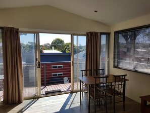 Deluxe-Ferienhütte, 2 Schlafzimmer | Essbereich im Zimmer