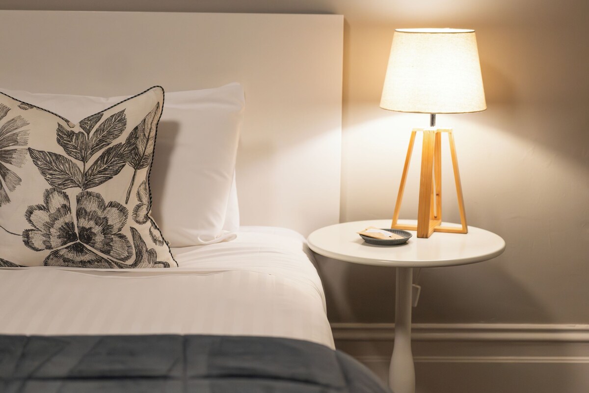 Classic Room, Shared Bathroom (King Room) | Minibar, WiFi (free), bed sheets