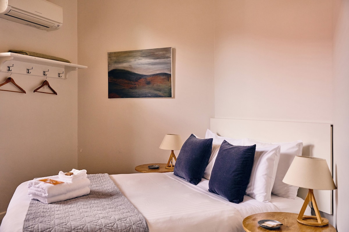 Standard Room, Shared Bathroom (Classic Queen Room)