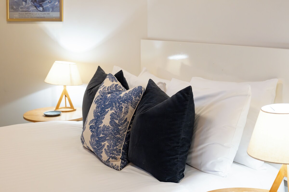 Standard Room, Shared Bathroom (Queen Room) | Minibar, WiFi (free), bed sheets