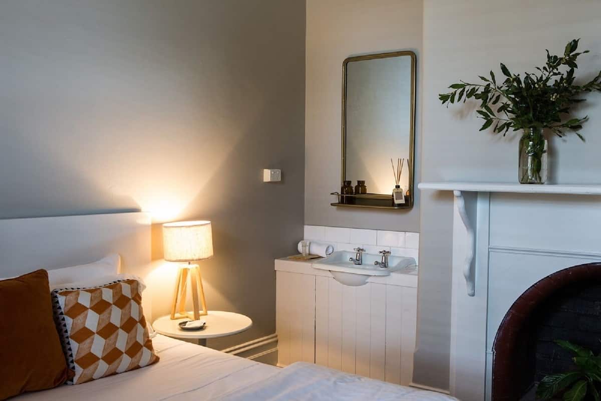 standard room, shared bathroom (king room) | hypo-allergenic bedding, minibar, cots/infant beds, free wifi