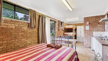 Suite Standard, 1 chambre, non-fumeurs, coin cuisine (s/c villa 1 queen and 3 bunks) | Fer et planche Ă repasser, Wi-Fi gratuit, draps fournis
