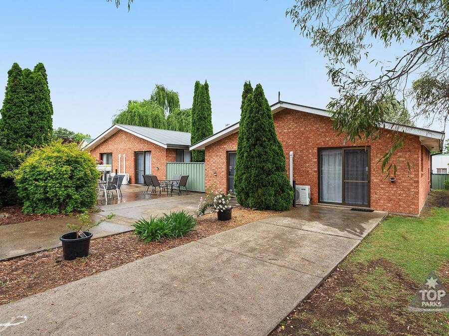 Deluxe Suite, 2 Bedrooms, Non Smoking, Kitchenette (Deluxe Villa 1 queen and 5 bunks ) | Iron/ironing board, free WiFi, bed sheets