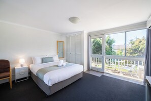 Executive Queen Studio | Blackout drapes, iron/ironing board, cribs/infant beds, free WiFi - Bathurst Studio Apartments (Bathurst)