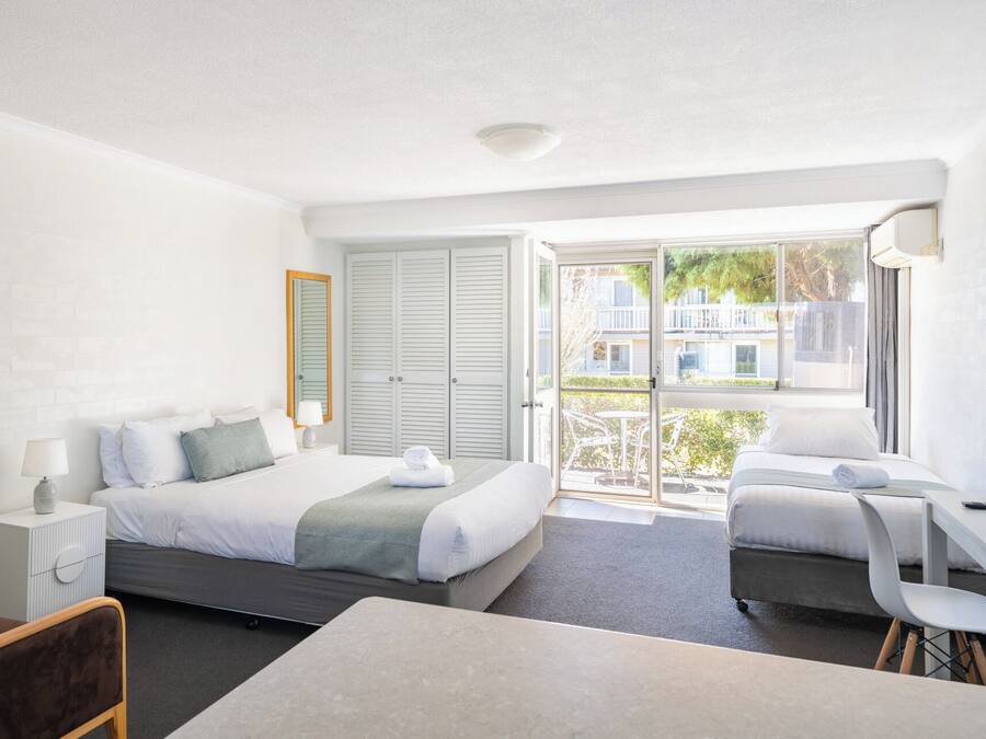 Quarto duplo executivo, várias camas | Cortinas blackout, ferros/tábuas de passar roupa, berços (sobretaxa)