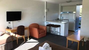 Frigorifero con congelatore, microonde, piano cottura