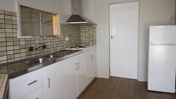 標準套房, 2 間臥室, 非吸煙房, 廚房 (Self Contained Unit) | 私人廚房 | 電冰箱、微波爐、咖啡機/沖茶器、電熱水壺