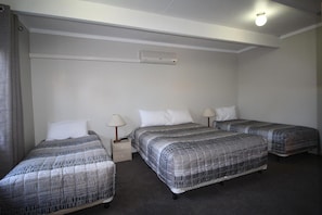 Iron/ironing board, free WiFi, bed sheets - Cobram Colonial Motor Inn (Cobram)