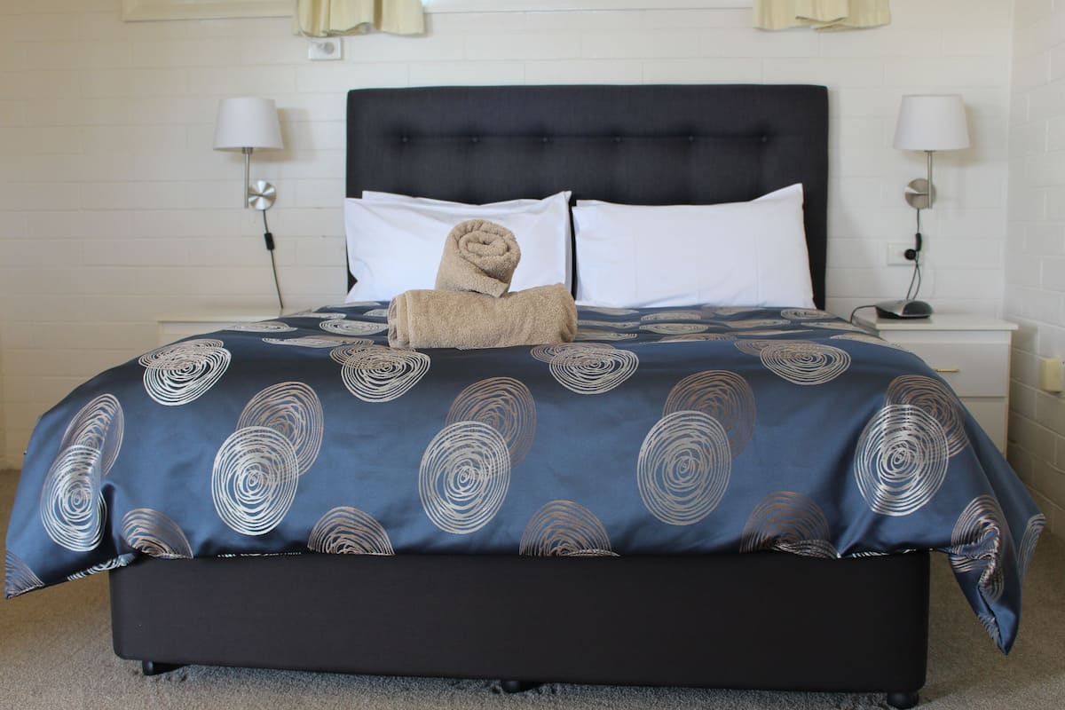 Tabla de planchar con plancha, wifi gratis y ropa de cama
