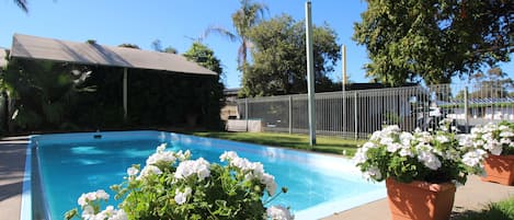 Ulkouima-allas, aurinkotuoleja