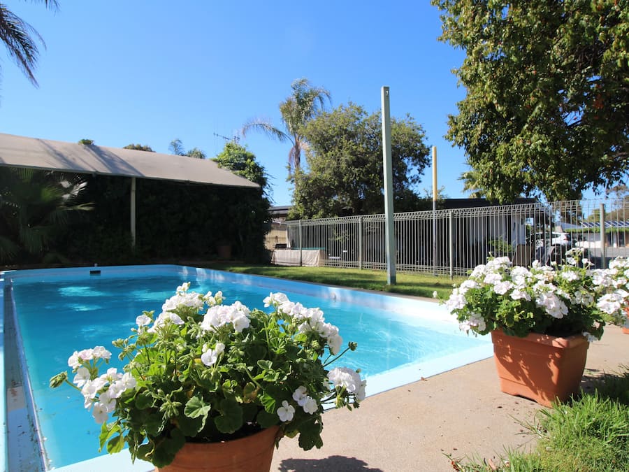 AuĂenpool, LiegestĂŒhle