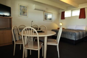 Chambre Deluxe, 2 chambres | Fer et planche à repasser, accès au Wi-Fi (inclus), literie fournie