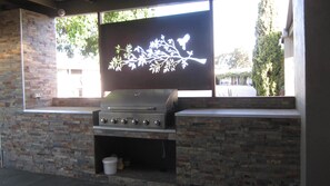 BBQ/picnic Area - Cobram Colonial Motor Inn (Cobram)