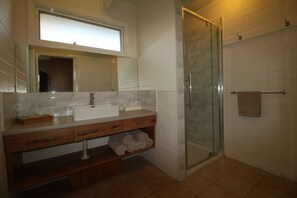 Deluxe Room, 2 Bedrooms | Bathroom