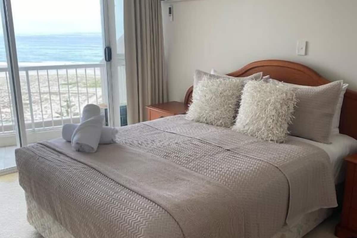 2 bedrooms, individually decorated, individually furnished