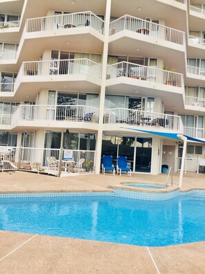 Piscine extérieure, parasols, chaises longues