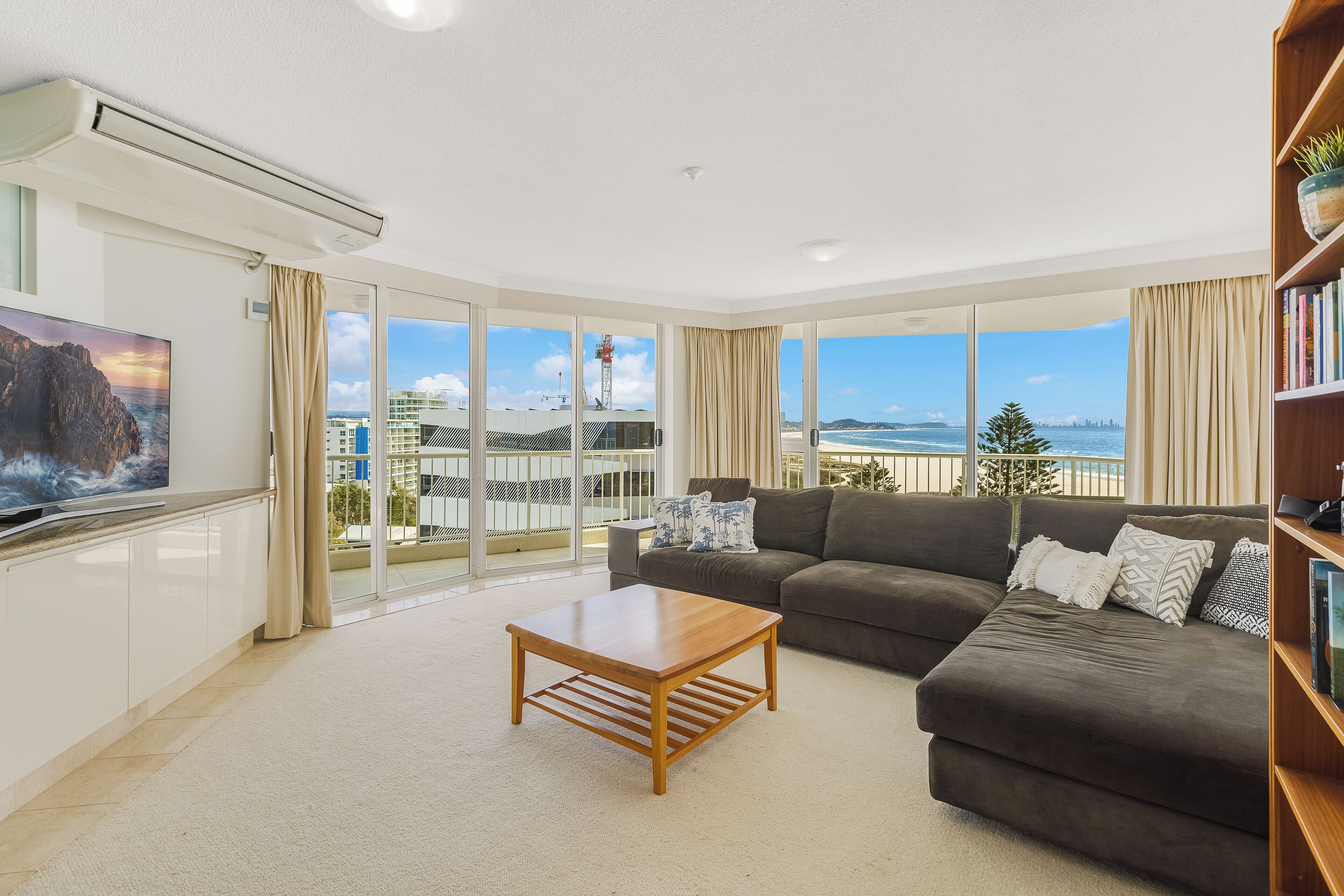 Căn hộ, 3 phòng ngủ, quang cảnh biển | Khu phòng khách | TV 44-inch có truyền hình kỹ thuật số, bàn bóng bàn 