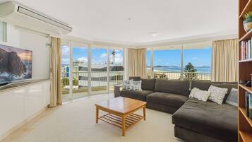 Apartment, 3 Schlafzimmer, Meerblick | Wohnbereich | 44-Zoll-Fernseher mit Digitalempfang, Tischtennisplatte