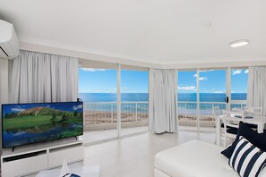 44-inch TV with digital channels, table tennis - Meridian Tower (Coolangatta)