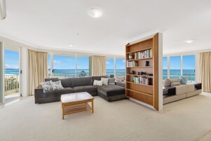 Apartamento, 3 habitaciones, vistas al mar | Zona de estar | Televisión de 44 pulgadas con canales digitales