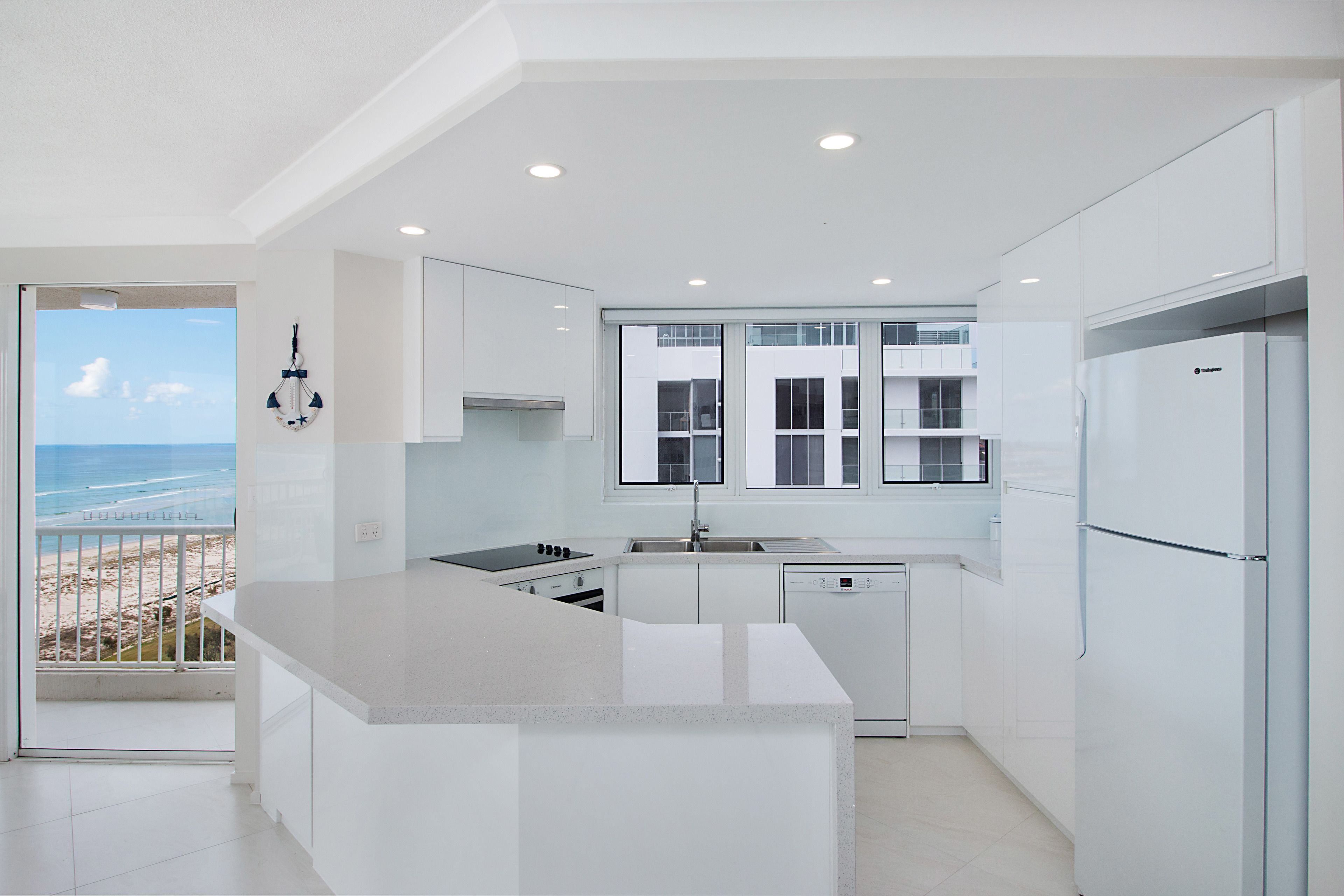 Refrigerador con freezer, microondas, horno, placa de cocina