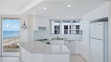 Refrigerador con freezer, microondas, horno, placa de cocina