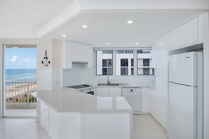 Full-size fridge, microwave, oven, stovetop - Meridian Tower (Coolangatta)