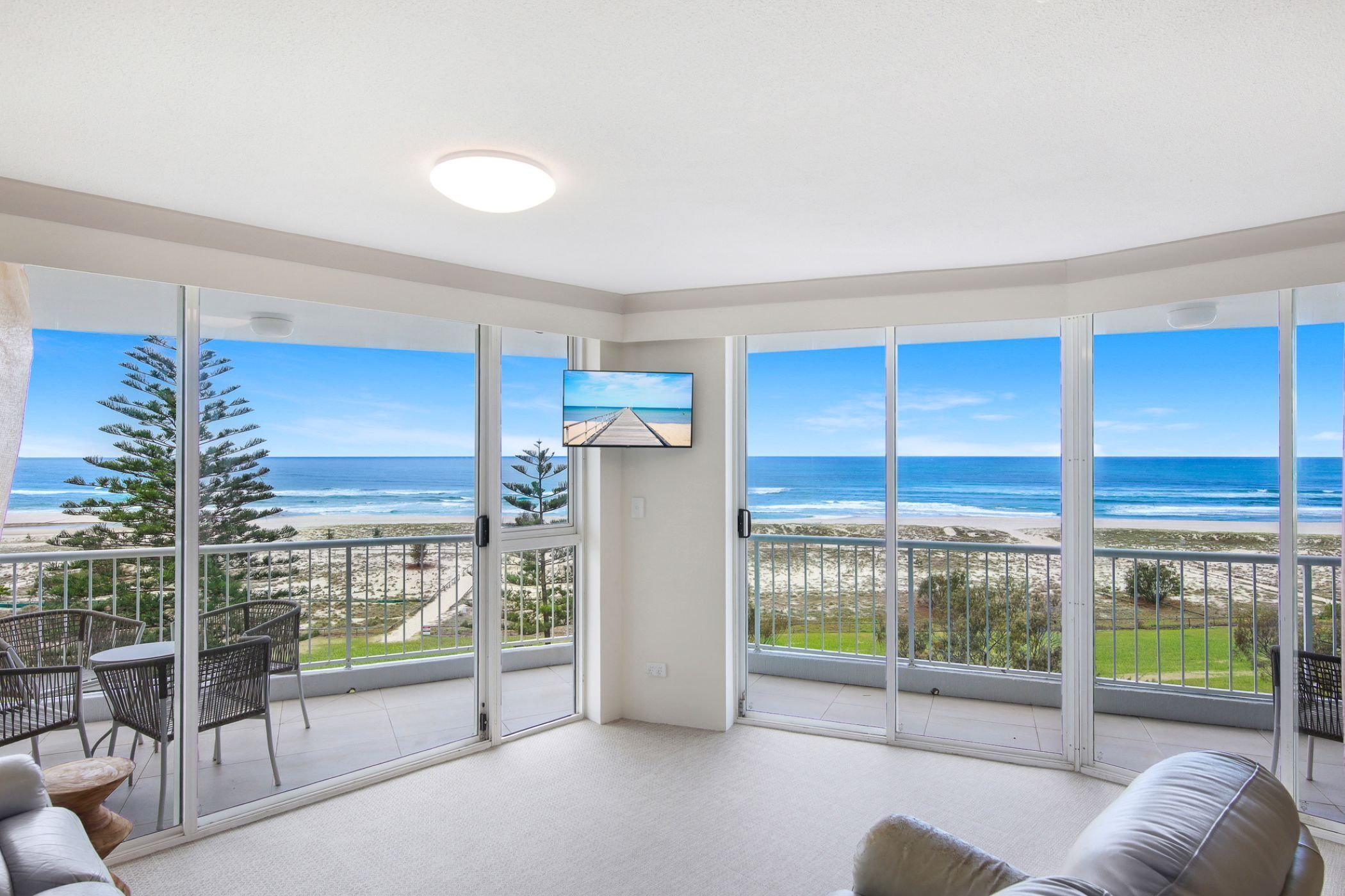 Appartement Exécutif | Coin séjour | Télévision de 44 pouces avec chaînes numériques