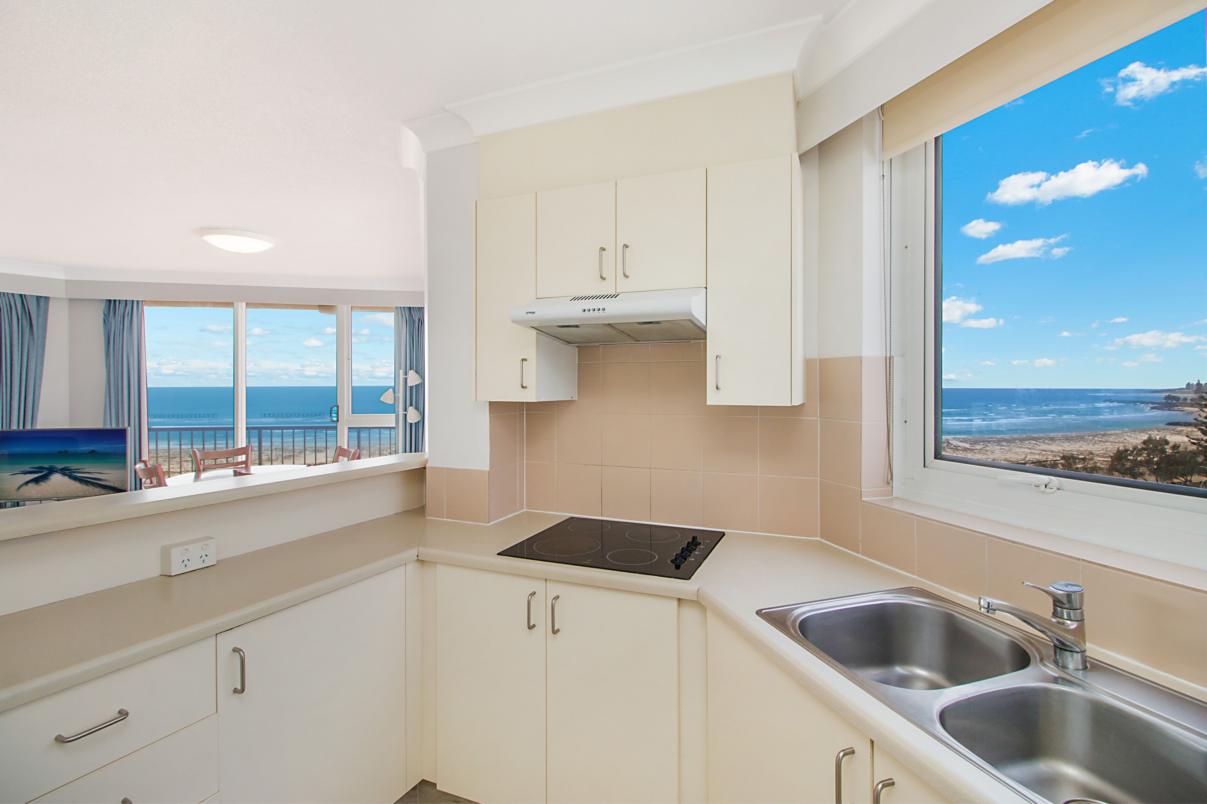Cucina con vista sull'oceano, dotata di fornello e lavandino.