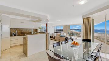 Apartament, 3 dormitoris, vistes a l'oceà | Zona de menjador de l'habitació