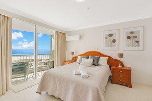 Sub Penthouse - Three Bedroom Apartment | Individually decorated, individually furnished, iron/ironing board - Meridian Tower (Coolangatta)