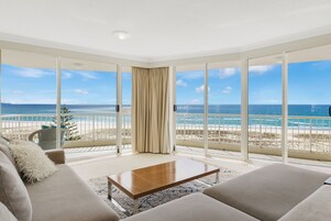 Apartamento, 3 habitaciones, vistas al mar | Zona de estar | Televisión de 44 pulgadas con canales digitales