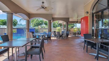 Aperto a colazione, con vista sulla piscina