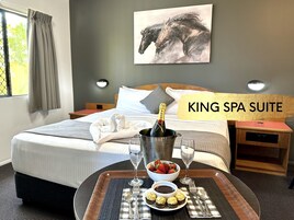 Luxury King Spa Suite | In-room dining