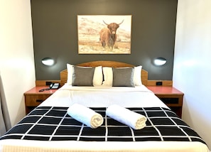 1 Schlafzimmer, Minibar, Schreibtisch, laptopgeeigneter Arbeitsplatz