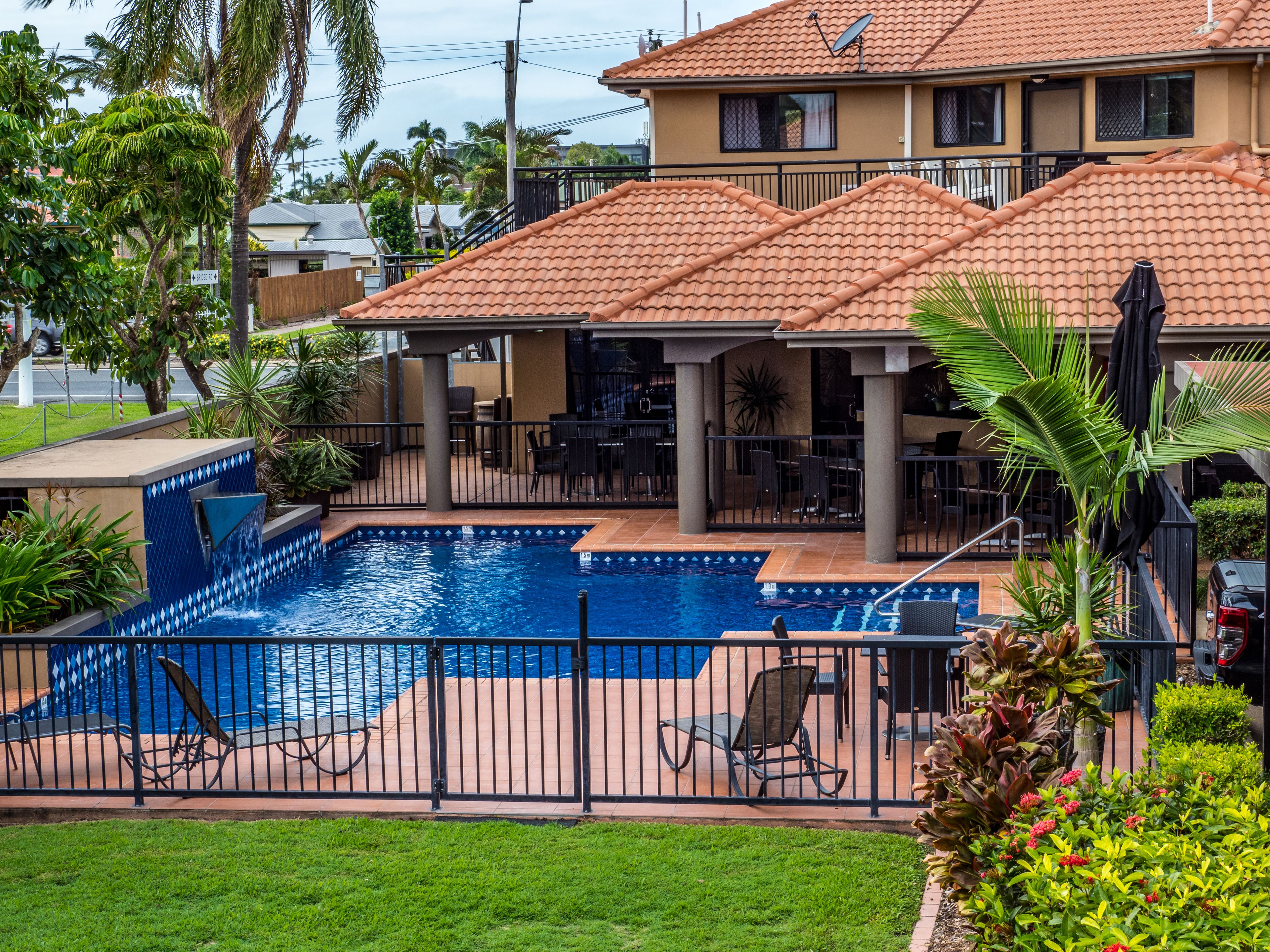 室外游泳池，池畔遮阳伞，日光浴躺椅