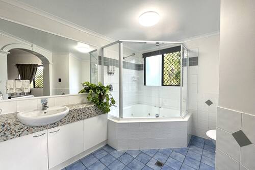 Luxury King Spa Suite | Bathroom