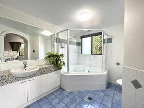 Luxury King Spa Suite | Bathroom | Eco-friendly toiletries, hair dryer, towels - Mackay Resort Motel (West Mackay)