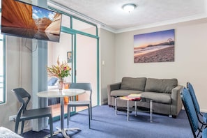 Chambre Familiale | Coin séjour | Télévision LCD