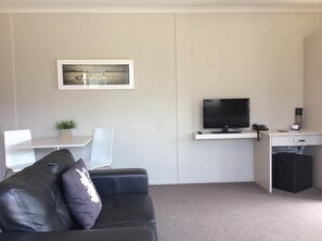 LCD TV, DVD player - South Street West Motel (Feilding)
