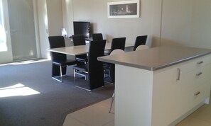 Apartment, 3 Schlafzimmer (Spa Bath) | Essbereich im Zimmer