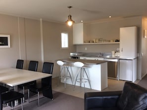 Frigorífico, microondas y utensilios de cocina