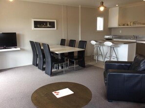 LCD TV, DVD player - South Street West Motel (Feilding)