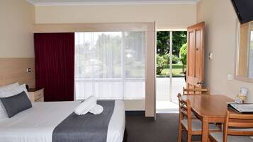 Laptop workspace, iron/ironing board, free WiFi, bed sheets