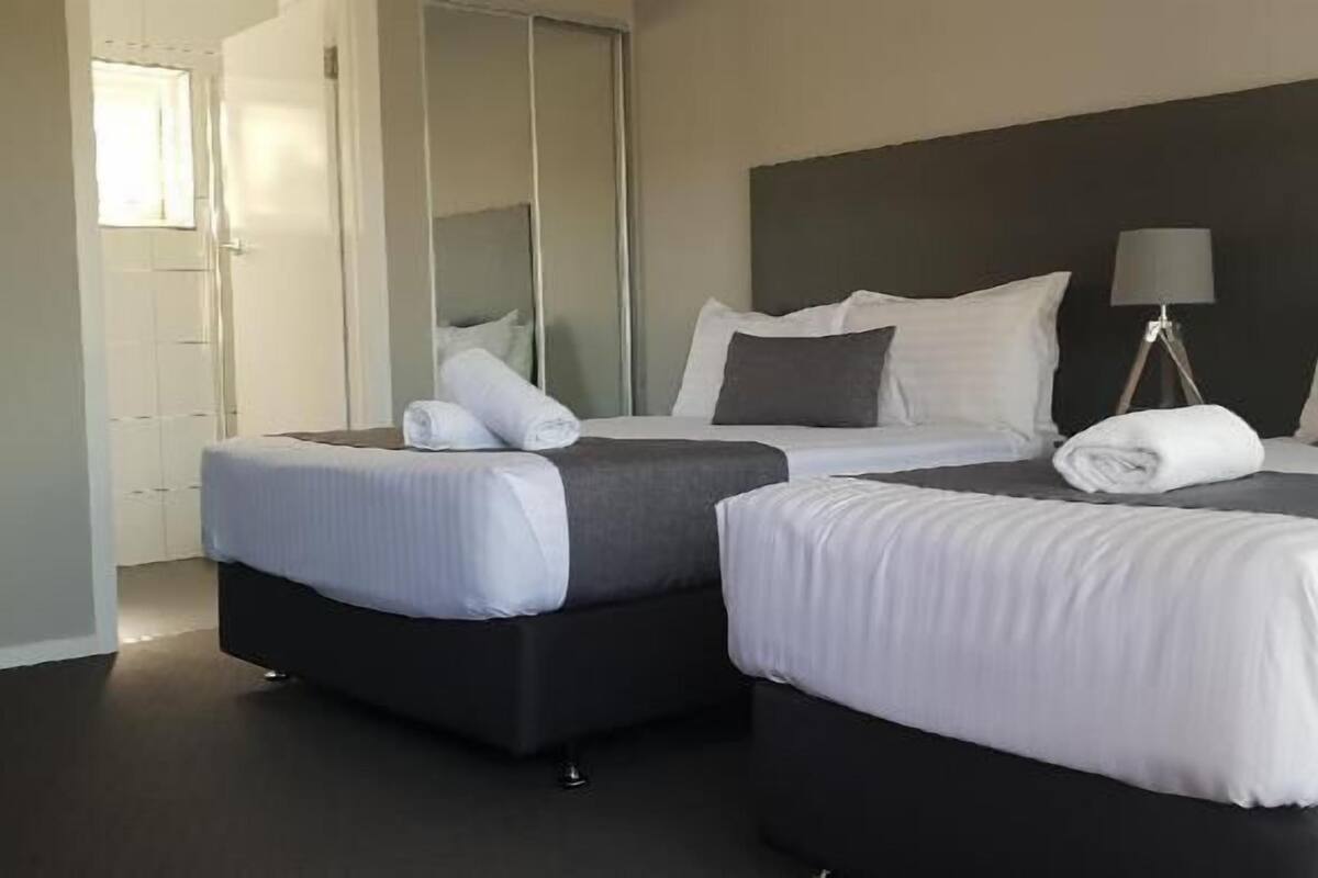 Laptop workspace, iron/ironing board, free WiFi, bed sheets